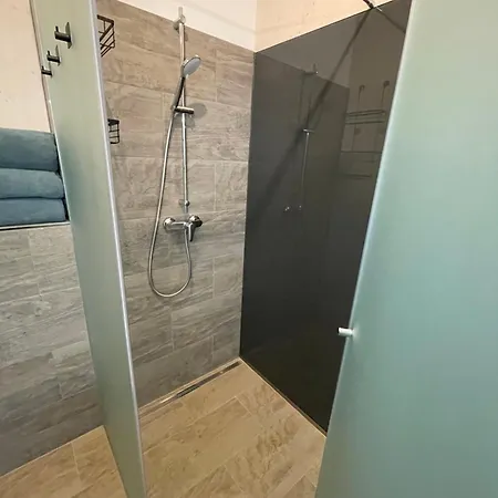 Moderne Maisonette-ferienwohnung Mit Dachterrasse, Waldblick & Parkplatz * Friedburg